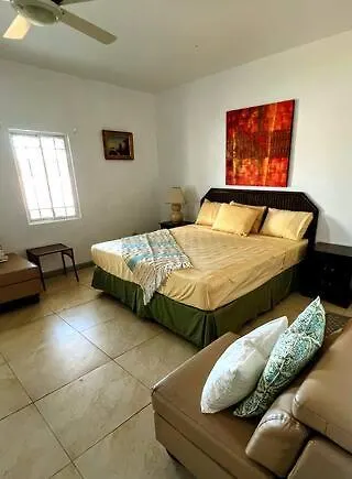 Guest house Edwards Guesthouse Sandy Ground Village