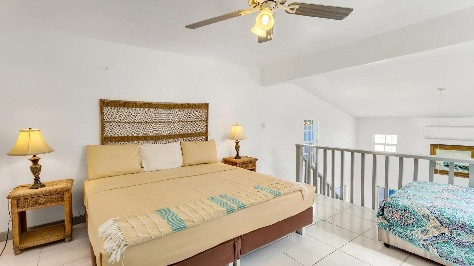 Edwards Guesthouse Sandy Ground Village