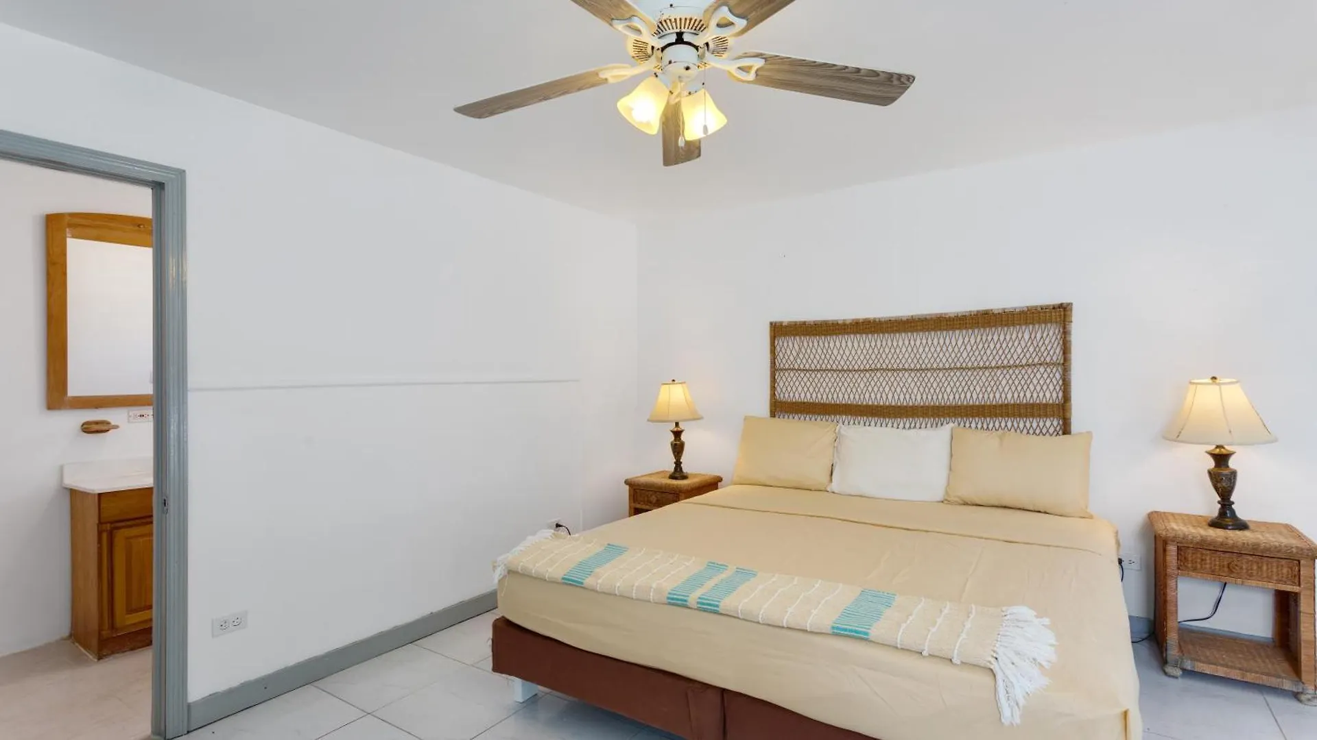 Guest house Edwards Guesthouse Sandy Ground Village