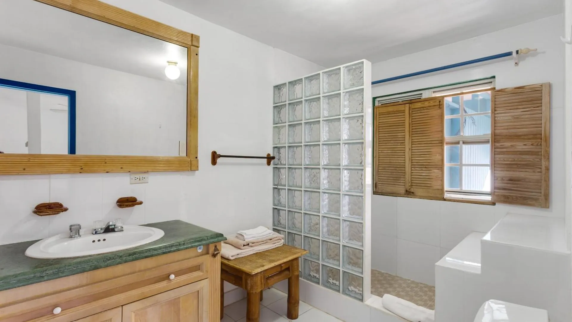 Edwards Guesthouse Sandy Ground Village Guest house
